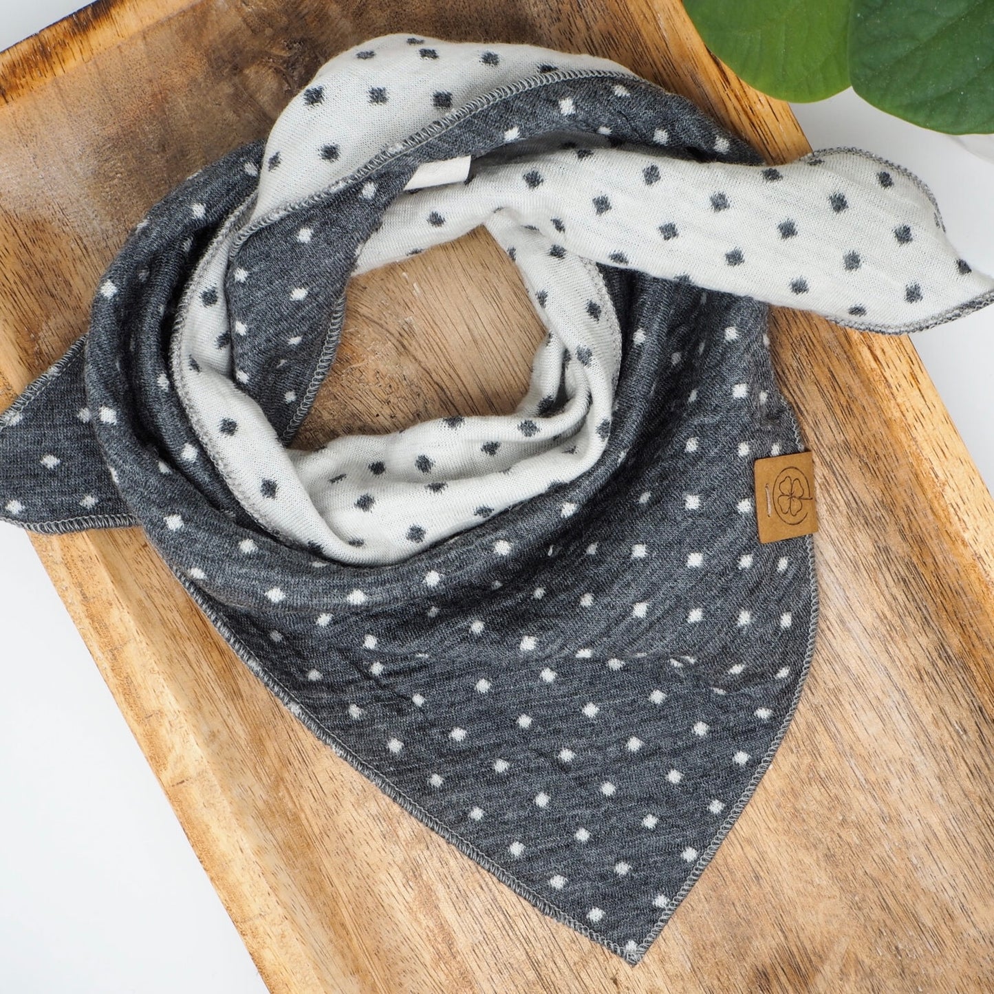„Glücks-Tuch“ Tausend Tupfen aus Wolljacquard