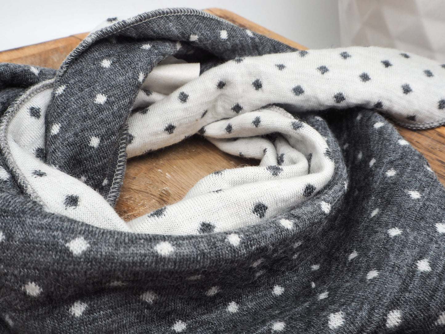 „Glücks-Tuch“ Tausend Tupfen aus Wolljacquard